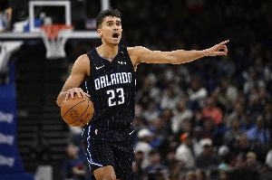 機(jī)警！席爾瓦前場飛身完成搶斷 隨后順勢強(qiáng)攻上籃打中