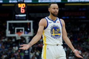 怎么搞的？上半場庫里三分7中5 魔術(shù)全隊三分16中5還領(lǐng)先7分