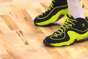 致敬奧蘭多名宿！庫里熱身穿便士簽名鞋 入場穿奧胖簽名鞋