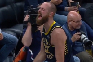 技驚四座！赫夫虛晃后突破 直接單臂滑翔隔扣卡爾克布倫納！