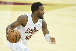 終于醒了？米切爾第四節(jié)半節(jié)砍下15分 將分差縮小至2分