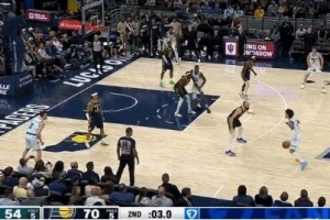 這么抽象了嗎？半場結(jié)束前最后一攻 三球突破拉桿上空籃沒中