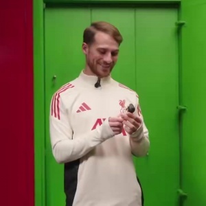 麥卡拿著梅西玩偶：我們會(huì)再次贏世界杯嗎？yes×4