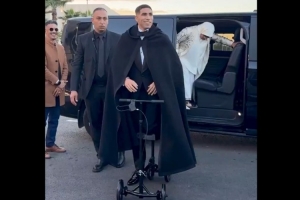 腳踝受傷，阿什拉夫騎特制滑板車出席非洲足球聯(lián)合會(huì)頒獎(jiǎng)典禮