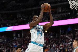 我還你一個(gè)！迪亞巴特順下大三步 單臂隔扣以賽亞·杰克遜！