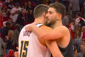 哥還是你猛??！申京賽后和約基奇擁抱寒暄??