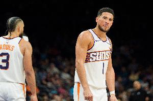 打得郁悶！布克被各種包夾&18中4拿到10分16助9失誤 末節(jié)6犯