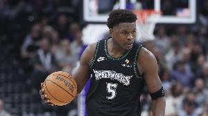 愛德華茲頂著狄龍標(biāo)志性回拉三分再進(jìn) 森林狼16-4追到差1分！