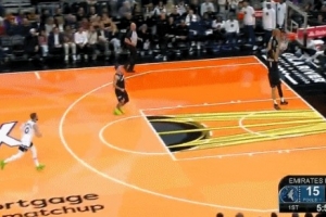 那就扣一個(gè)吧！吉萊斯皮搶到長(zhǎng)籃板推反擊 布克輕松飛扣！