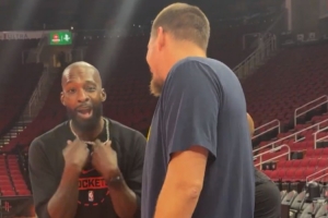 老隊友抱一抱！約基奇賽前與杰夫·格林熱聊 兩人手舞足蹈笑嘻嘻