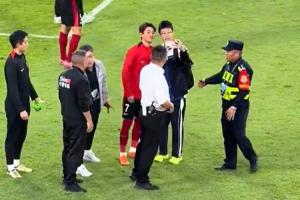 小球迷賽后沖入場(chǎng)內(nèi)，韋世豪示意安保人員松下手+與前者合影一張