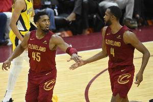 內(nèi)外搭檔！半場米切爾&小莫布里分別拿到12分5板2助！