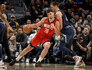 完全被碾壓！約基奇今日單防申京時(shí) 后者8投1中僅得到2分