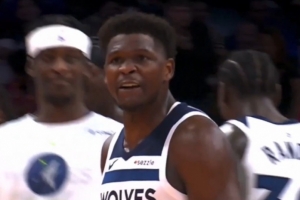 你能防住我？愛德華茲干拔三分命中后 各種垃圾話狂噴狄龍！