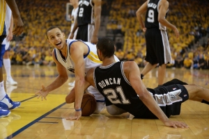 庫(kù)里進(jìn)NBA在馬刺會(huì)怎樣？楊毅：波波不喜歡頂投三分 可能打不出來(lái)