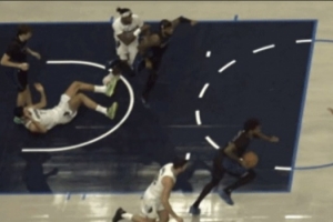 急了！阿爾達(dá)馬倒地一把摟倒弗拉格 裁判回放后給了一級惡犯