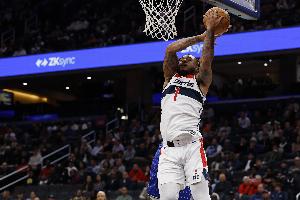 可圈可點(diǎn)！惠特摩爾10中7砍下20分7板 得分平賽季最高