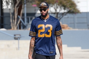 復(fù)出在即？濃眉隨隊(duì)出征客場(chǎng) 未來(lái)4連客&第二場(chǎng)將重回洛杉磯