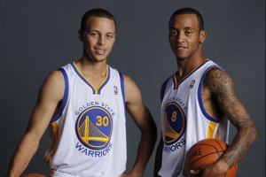 阿里納斯：勇士本要交易庫(kù)里去雄鹿 因其腳踝傷勢(shì)雄鹿選了埃利斯