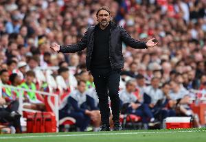 氣炸了！郵報(bào)：利茲聯(lián)輸球跌入英超降級(jí)區(qū)，球迷沖場(chǎng)質(zhì)問法爾克