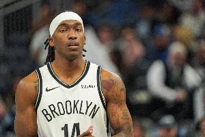 加餐？場(chǎng)邊球迷爆米花被球砸翻 曼恩趁機(jī)去抓了兩顆塞嘴里