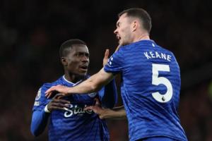 蓋耶為何掌摑隊友？蓋耶分球基恩，兩人配合失誤后讓B費(fèi)形成打門