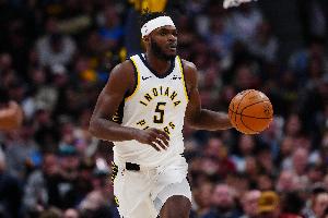 替補(bǔ)高效！賈雷斯·沃克5記三分拿到21分6板2助1斷