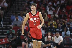 整個人都不一樣了！謝潑德積極換防 直接搶斷布克反擊造殺傷！