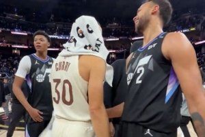 老隊(duì)友！李凱爾賽后與庫(kù)里、追夢(mèng)、小佩頓擁抱互動(dòng)