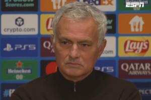 批評球員是否擔(dān)心更衣室不滿？穆帥回懟：你父親一直對你很好嗎？