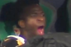 馬卡報(bào)：維尼修斯被拍到在替補(bǔ)席打哈欠，是困了還是漠不關(guān)心？