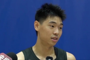 崔永熙：徐杰是一個(gè)外界看來稍顯靦腆的人 但他對(duì)隊(duì)友很熱情