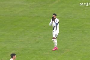 林皇白慶祝了！首爾外援禁區(qū)內(nèi)無人防守打飛，林加德捂臉不敢相信