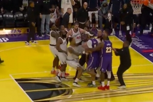 東契奇談沖突：我當時正在等板結(jié)果被鄧恩從背后偷襲 我誰都不怕