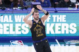 禮尚往來(lái)！東契奇三分命中 小卡追身三分迅速回應(yīng)