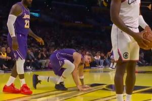 詹姆斯本想去扶起被推倒的東契奇 見后者怒火中燒默默退出戰(zhàn)場