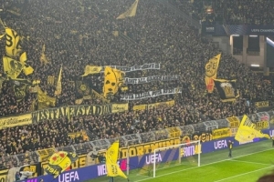 多特球迷拉橫幅聲援黃潛球迷：反對西甲海外賽，去他媽的西甲