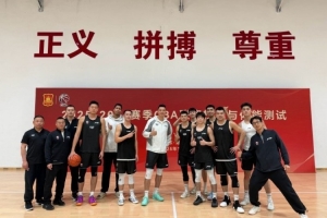翟曉川曬球隊(duì)合影：又是一年CBA體測(cè) 保持訓(xùn)練就會(huì)有好的結(jié)果！