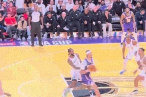 保羅飛身跳賊高保護(hù)籃板 小卡單打底線直接干拔中投命中！