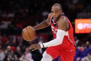 化身組織核心！米德爾頓半場(chǎng)9助攻 5中1拿到4分4籃板1搶斷