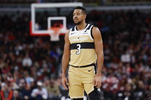 還在進(jìn)！麥科勒姆連續(xù)胯下迎著防守再中三分球