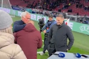 昔日師徒！穆帥歐冠賽前與斯內(nèi)德?lián)肀Ш? >
                                        </div>
                                    </div>
                                                                        <div   id=