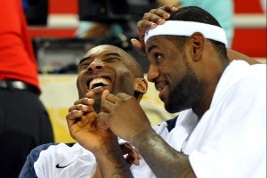 小南斯：詹科有不同的領(lǐng)導(dǎo)風(fēng)格 科比非常嚴(yán)格老詹接地氣開玩笑