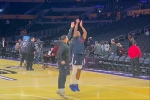 目測今天會打！保羅賽前訓(xùn)練 和助教著重練習(xí)了中距離投籃