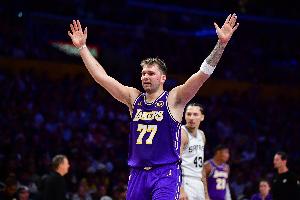 43分9板13助！“東契奇一人打一隊”詞條沖上微博熱搜第二