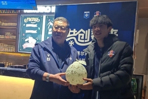 寄托殷切期望！魏祥鑫正式留洋后，犀旺贈(zèng)送其“柚子足球”