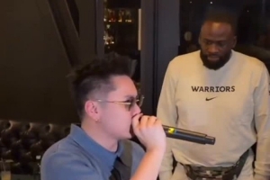 攬佬在追夢面前唱大展宏圖 追夢像個工具人跟著節(jié)奏點(diǎn)著頭