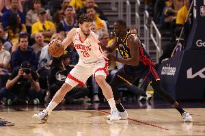 對(duì)位追夢(mèng)很難受！申京上半場(chǎng)11中4拿到9分3板2助 正負(fù)值-21