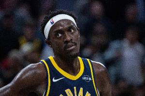 毛躁了！西亞卡姆搶籃板犯規(guī) 半場(chǎng)結(jié)束前領(lǐng)到個(gè)人第四次犯規(guī)