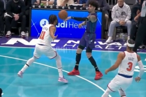 真不是故意??！三球欲單手送妙傳 但結(jié)結(jié)實(shí)實(shí)砸了布倫森腦袋